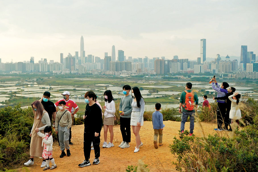 ●香港市民在即將大規模開發的港深交界地帶遠眺深圳。   資料圖片