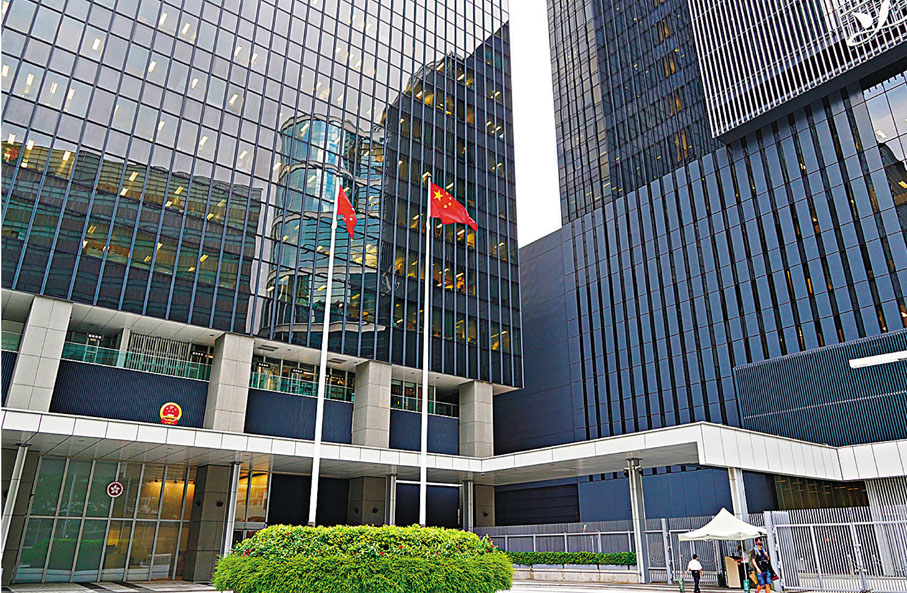 ●施政報告建議重組政府架構，包括研究設立副司長、文化體育及旅遊局等。圖為政府總部大樓。 香港文匯報記者  攝