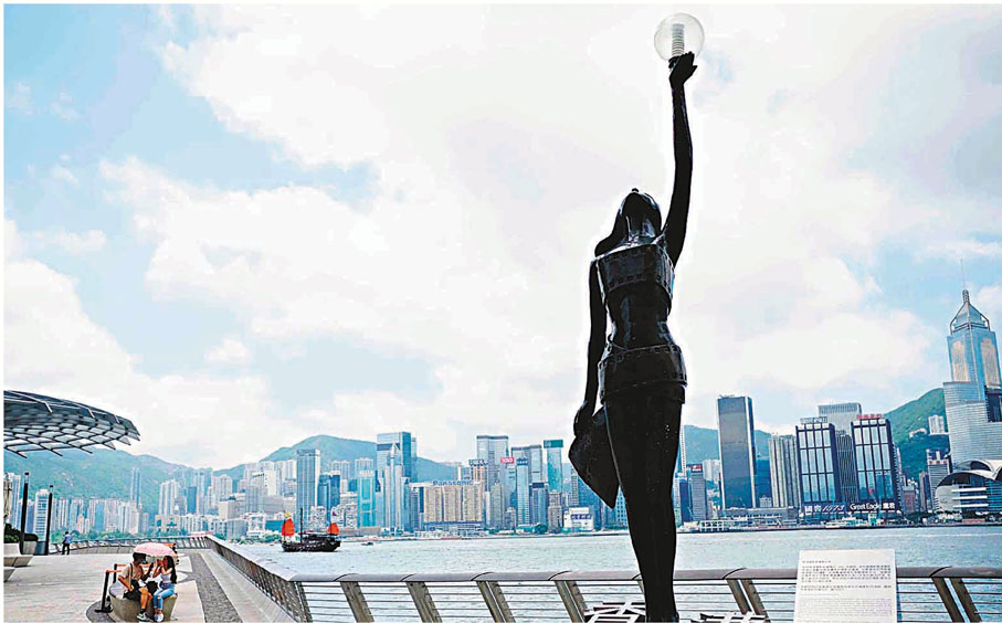 ●文化界支持施政報告提出設立文化體育及旅遊局的建議，以推進香港發展成中外文化藝術交流中心。圖為香港星光大道的電影金像獎女神雕像。 資料圖片