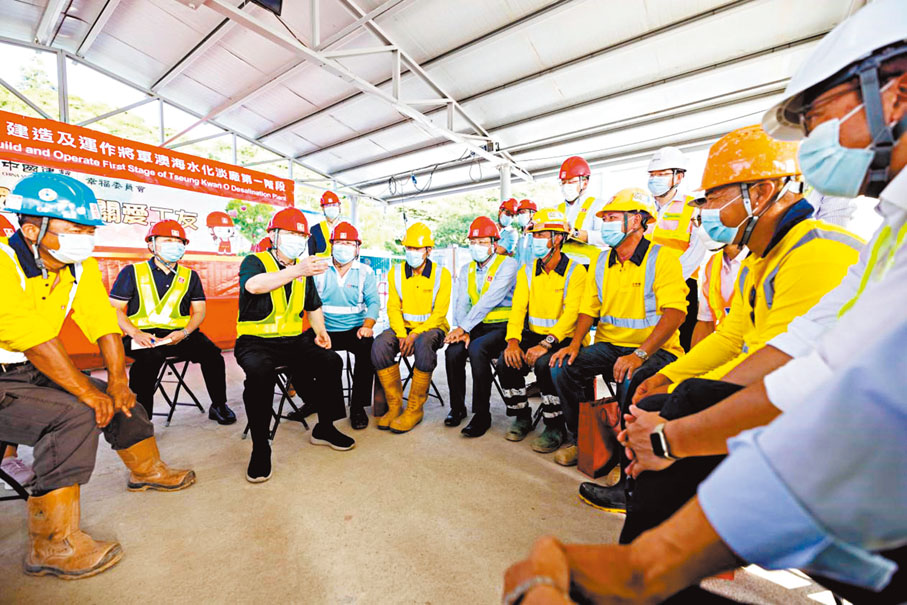 ●譚鐵牛副主任與地盤工友座談交流。 中聯辦網站圖片