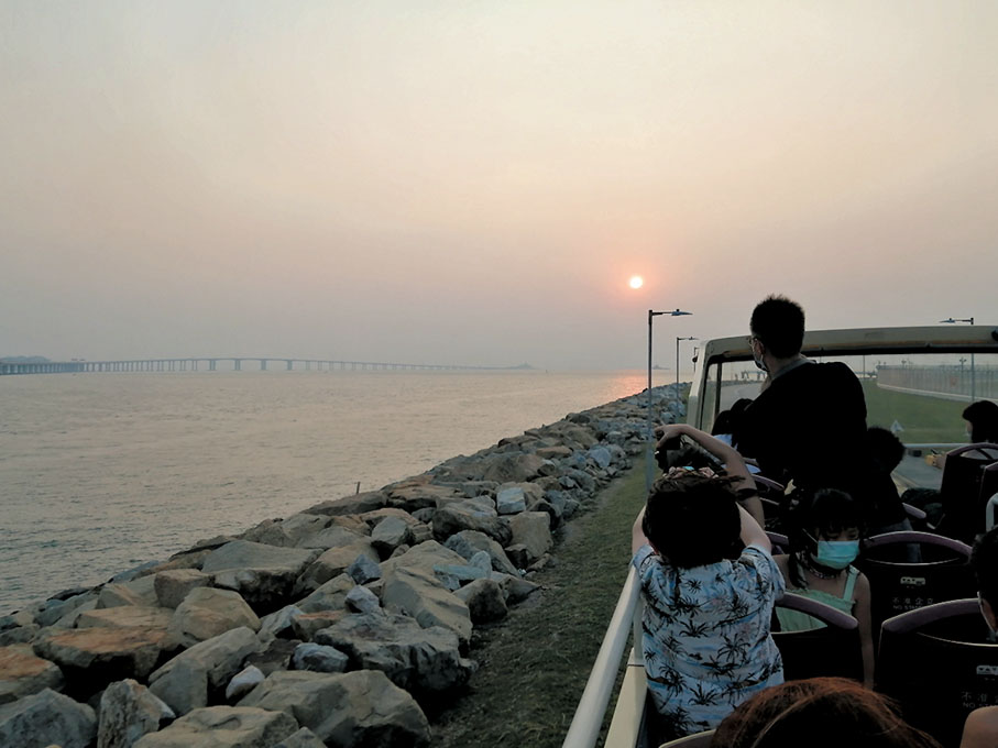 ●日落下，遙望港珠澳大橋。