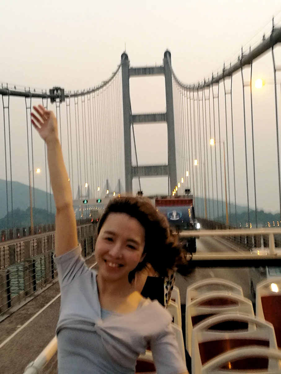 ●穿過青馬大橋，乘客欣喜拍照。