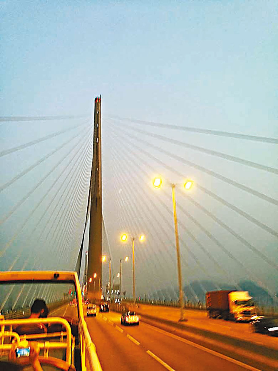 ●巴士穿過昂船洲大橋