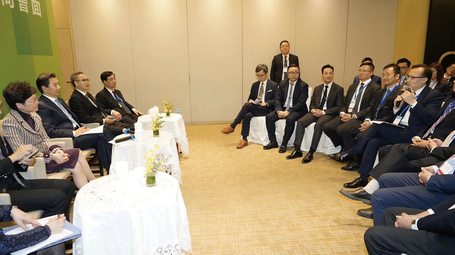 ● 香港特區行政長官林鄭月娥（左一）對「公路醫生」的技術和工藝表示讚賞。