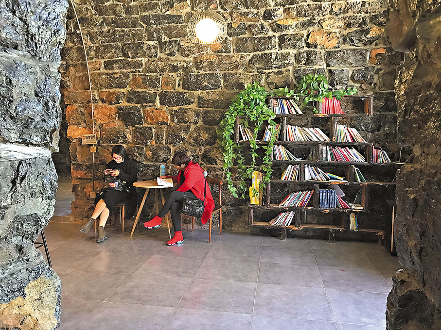 ● 呂家石頭村昔日的羊圈改造成學生研學基地。