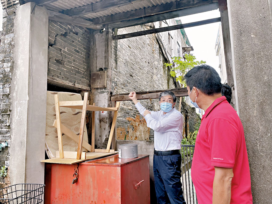 ●羅永綱副主任叮囑村民們，這些房子要盡快採取防護措施。中聯辦網站圖片