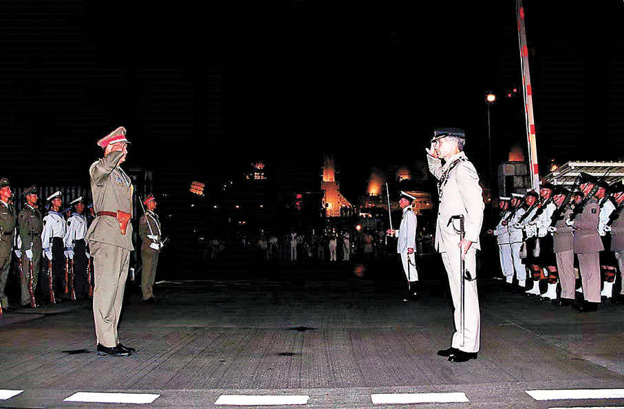 ●1997年6月30日午夜，中英雙方在威爾斯親王軍營舉行防務交接儀式。