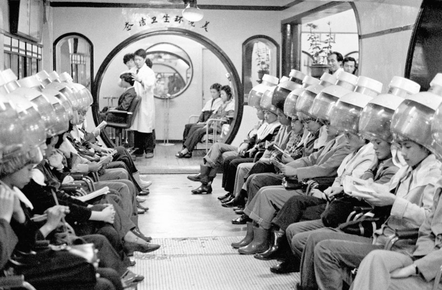 生活的變遷●1982年1月18日，上海最大的理髮店南京理髮店每天接待250多名女顧客燙髮。