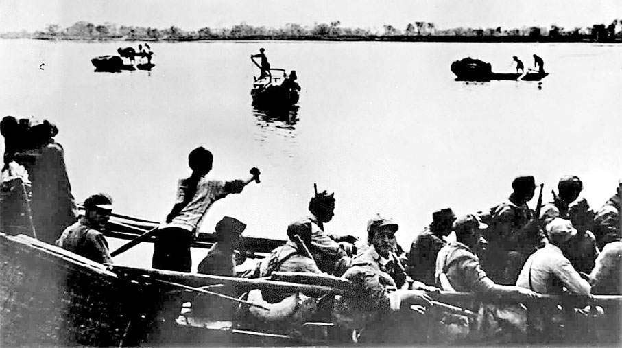 艱難的求索●1949年，江蘇夾江北岸，19歲姑娘顏紅英划着全家賴以生存的小木船，運送解放軍戰士渡江作戰。