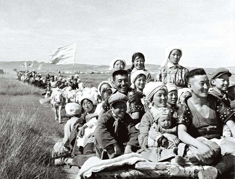 火熱的歲月●1973年，內蒙古牧民在去參加那達慕大會的路上。