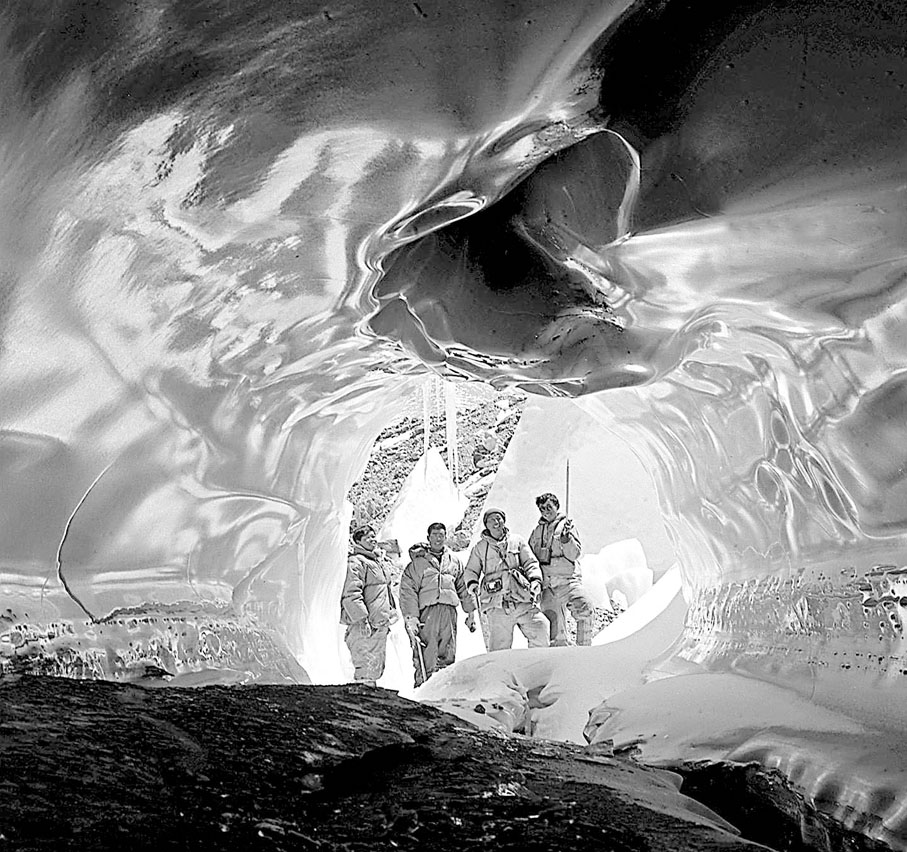 自然的交響●1964年5月，中國登山隊科學考察隊在希夏邦馬峰海拔5,600米的冰塔區發現了一個深約10米的冰洞。