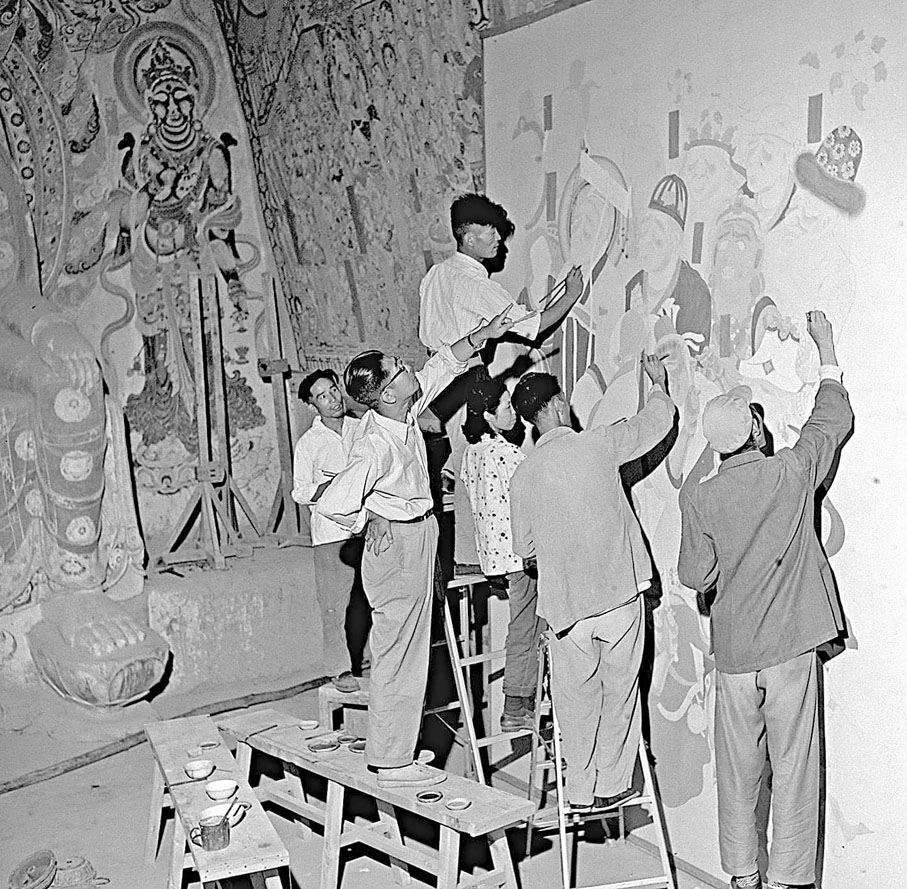文化的滋養●1959年10月，中國敦煌學奠基人之一、首任敦煌研究院院長常書鴻（左二）在指導敦煌文物研究所工作人員臨摹壁畫。