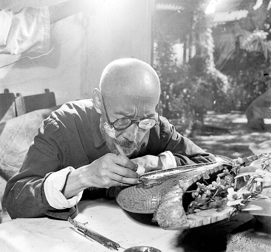 文化的滋養●1957年11月，故宮博物院修整組69歲的老技師多寶臣在修理乾隆年代的雕漆花籃式的掛屏。 