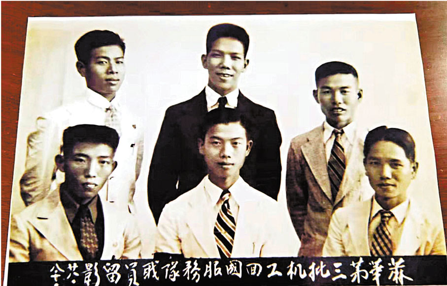 ●機工張智源珍藏的老照片中，其中一人就是陳團圓。  受訪者供圖