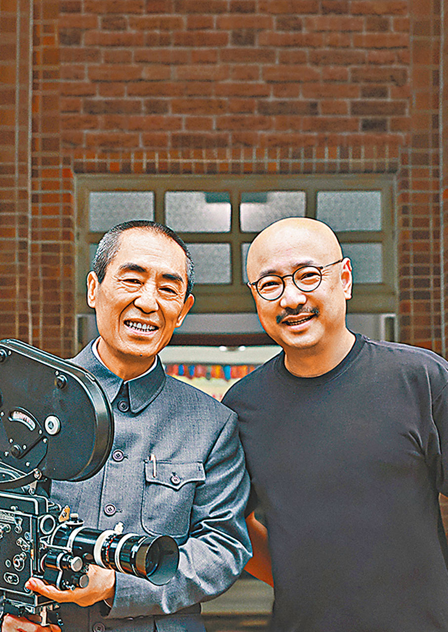 ●張藝謀(左)參演徐崢執導單元《鴨先知》。