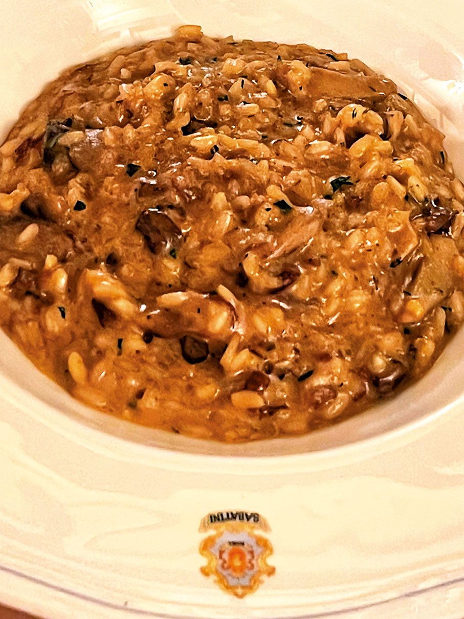 ●帝苑酒店意大利餐廳食Sabatini總廚Claudio煮弄合時令Risotto Porcine香氣濔漫香菇圓米飯，飯後回甘。 作者供圖