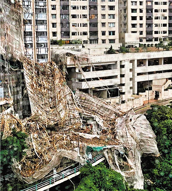 ●颱風吹襲期間，跑馬地比華利山發生棚架倒塌事故，釀一死一傷。 網上圖片