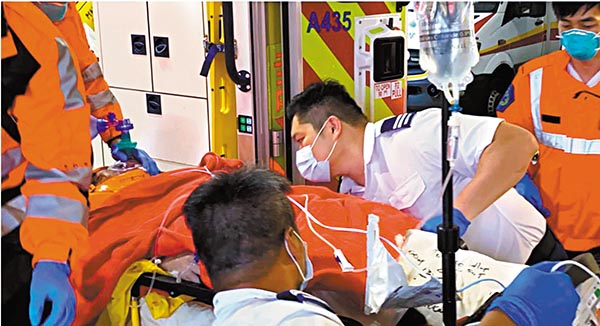 ●遭活埋逾1小時的女工被救出時，已經重傷昏迷，送院搶救不治。