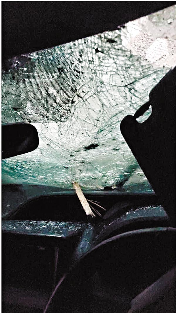 ●遭掩埋私家車車窗碎裂。 網上圖片