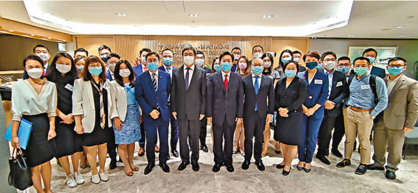 ●王松苗秘書長一行與「港漂」律師們合影。 中聯辦網站圖片