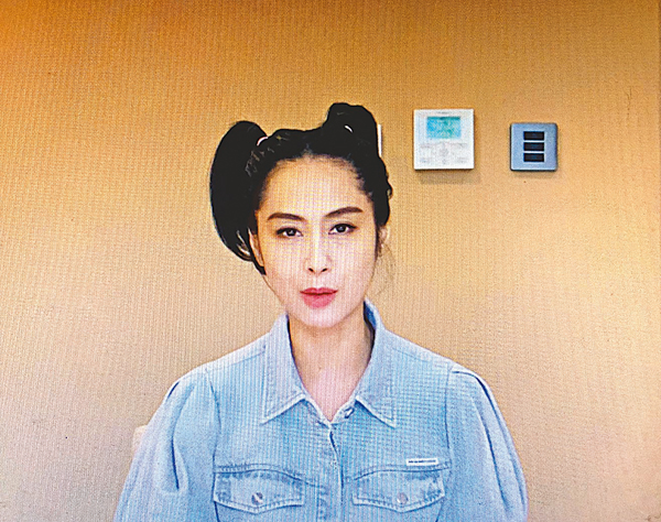 ●朱茵拍片跟昔日拍檔問好。