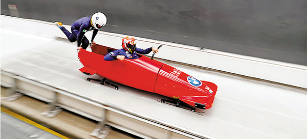 ●運動員在雪車雪橇賽道上滑行。 微博圖片