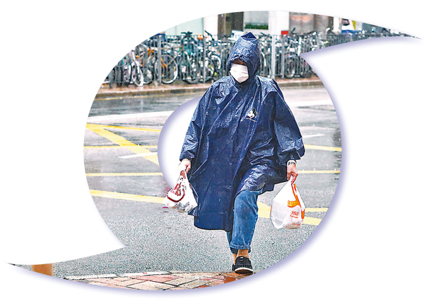 ●八號風球下，外賣員冒着狂風暴雨送外賣。香港文匯報記者  攝