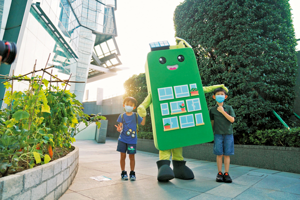 ●參與活動的小朋友與吉祥物綠築仔合照。