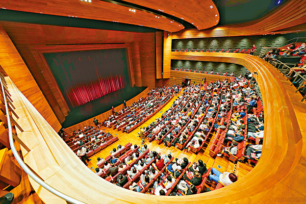 ●觀眾在北京國際戲劇中心曹禺劇場內等待演出開始。