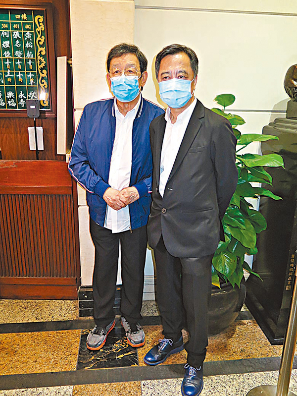 ●胡楓(左)與何麗全認識衞世輝多年。