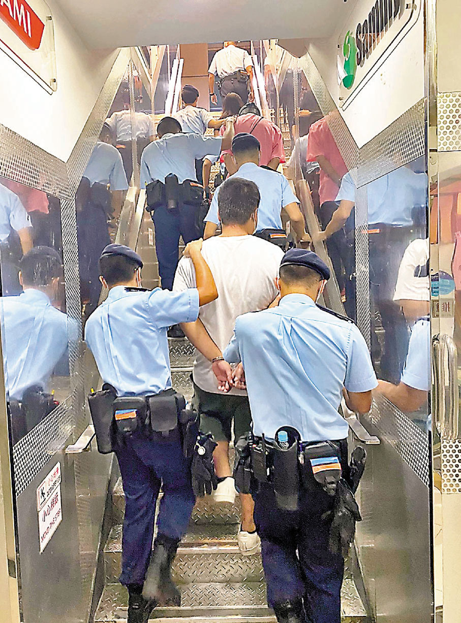 ●警方在觀塘的巡查行動中拘捕多人帶署扣查。 警方圖片