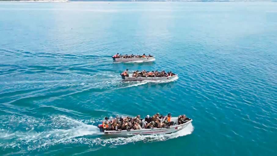 ●此次演練使用衝鋒舟，速度更快，可搭載人員更多。視頻截圖