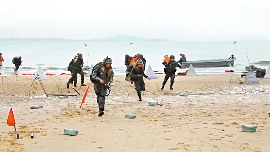 ●演練現場融合多型無人裝備，利用無人艇、無人機投放炸藥，有效破除岸灘多種障礙。圖為解放軍兵登陸搶灘。視頻截圖