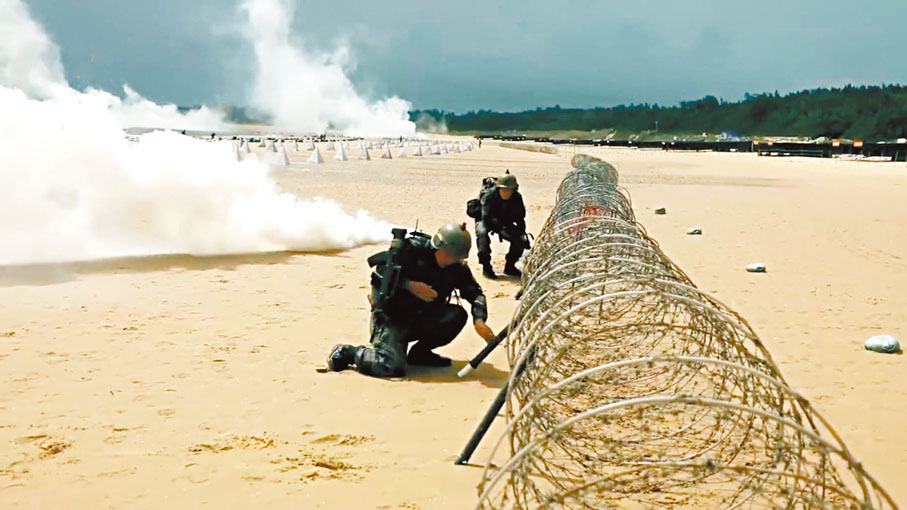 ●演練中，解放軍兵分多路，利用奇襲爆破，包抄合圍等方式，同時佔領多處防禦陣地。 視頻截圖