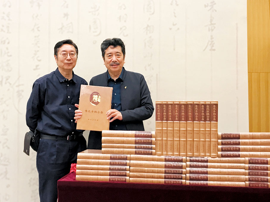 ●魯迅長孫、魯迅文化基金會會長周令飛（右）和魯迅家屬、魯迅文化基金會理事周令一，與新書合影。