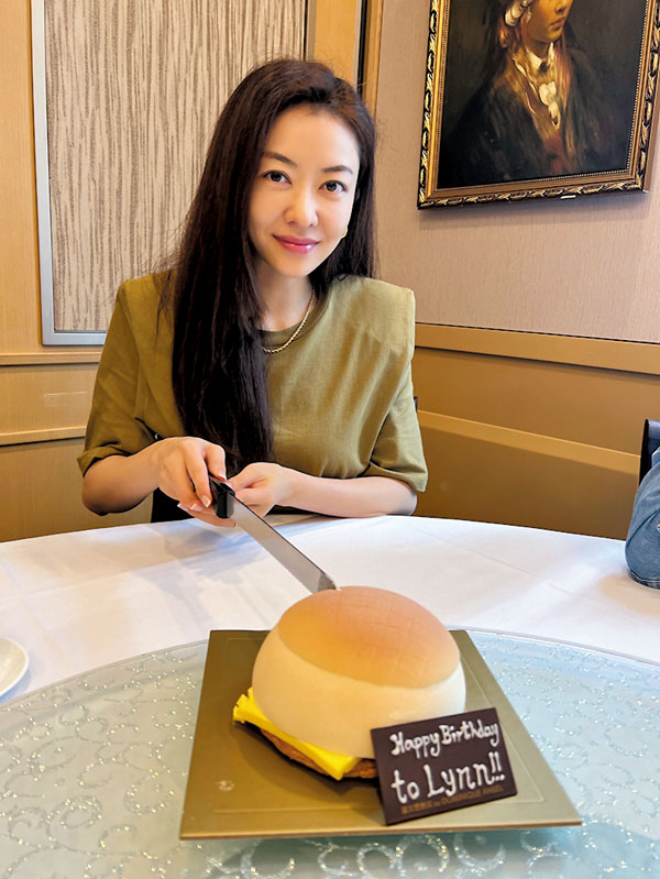 ●熊黛林獲同事送上菠蘿油造型蛋糕慶生。