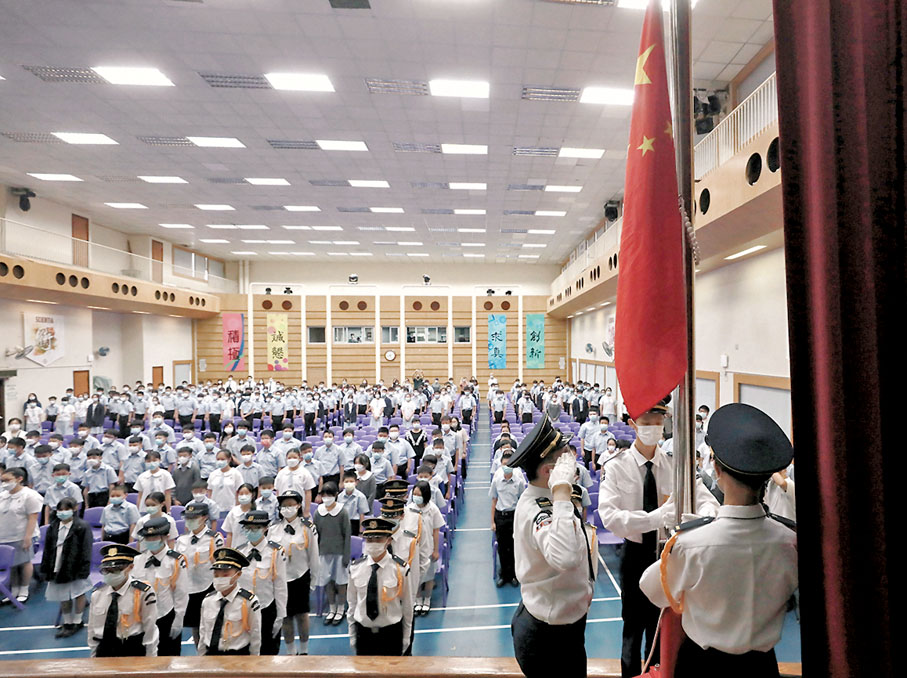 ●教育局發出通告，由明年1月1日開始，中小學須於每個上課日、元旦日、香港特別行政區成立紀念日和國慶日升掛國旗。圖為創知中學舉行升旗禮。 資料圖片