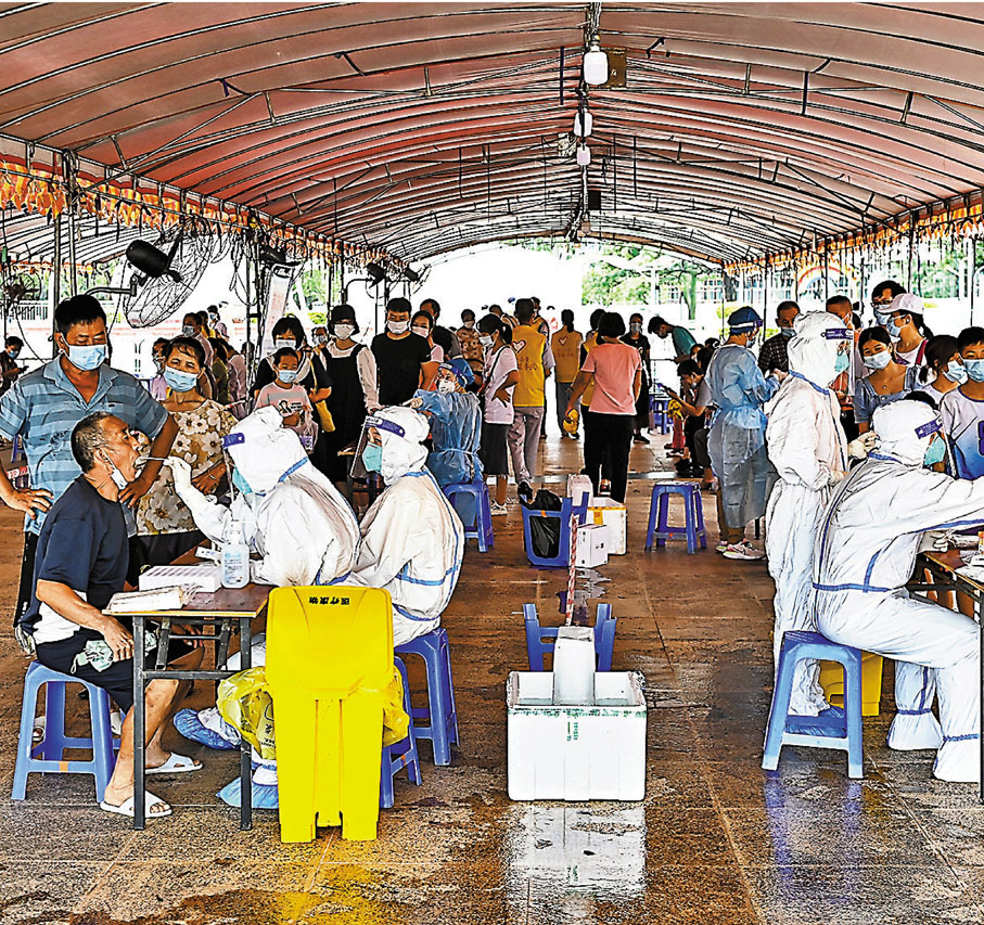 ●研究發現，廣東去年採取隔離、核檢等非藥物干預措施防控新冠，亦助力39種傳染病減少發病近百萬人。圖為廣東省中山市市民早前進行核酸檢測。 資料圖片