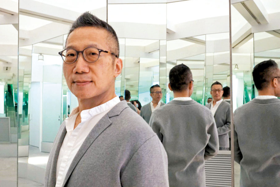 ●張健君立於鏡廊之中。