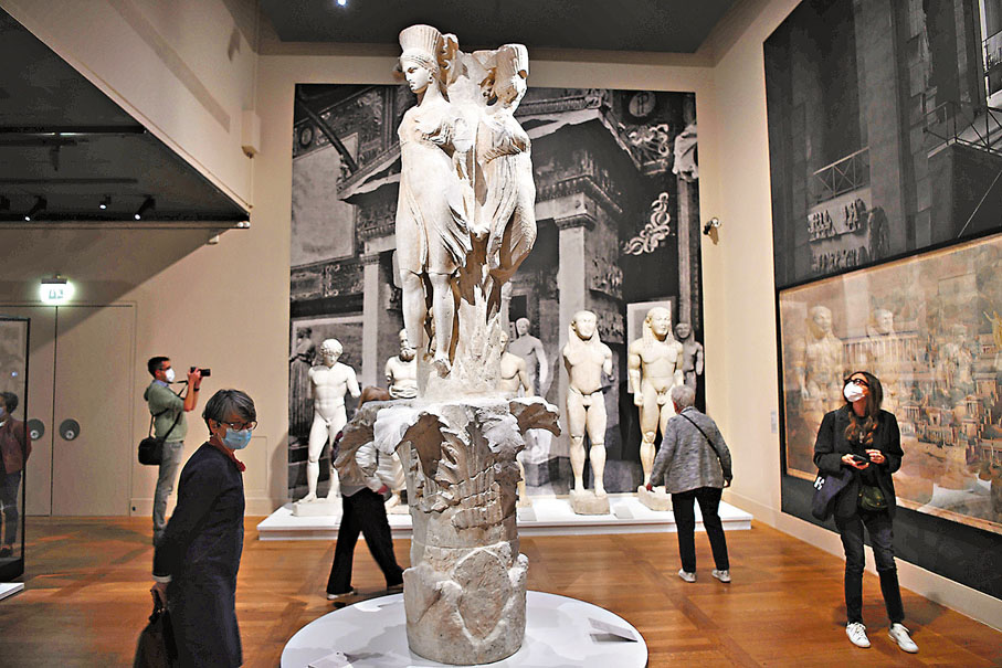 ●參觀者在欣賞古希臘雕塑。