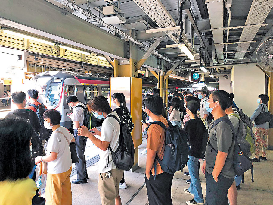 ●記者實測繁忙時段東鐵綫車站逼爆。若日後接駁新區支綫，或將百上加斤。香港文匯報記者 攝