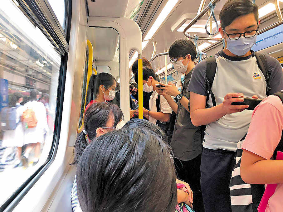 ●東鐵列車駛經大圍站時，車廂擠得水洩不通。 香港文匯報記者  攝