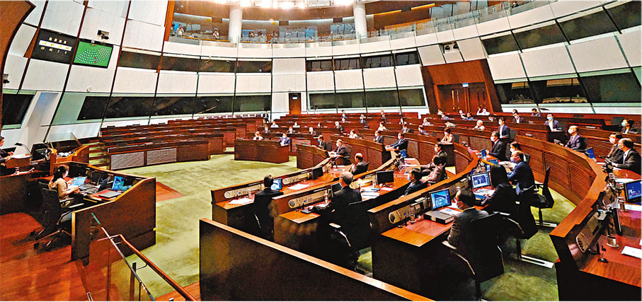 ●攬炒派議員自去年底幾乎全數離職後，議會的效率大大提高，並通過不少惠民議案。圖為今年5月，立法會三讀通過完善選舉制度條例草案。 資料圖片