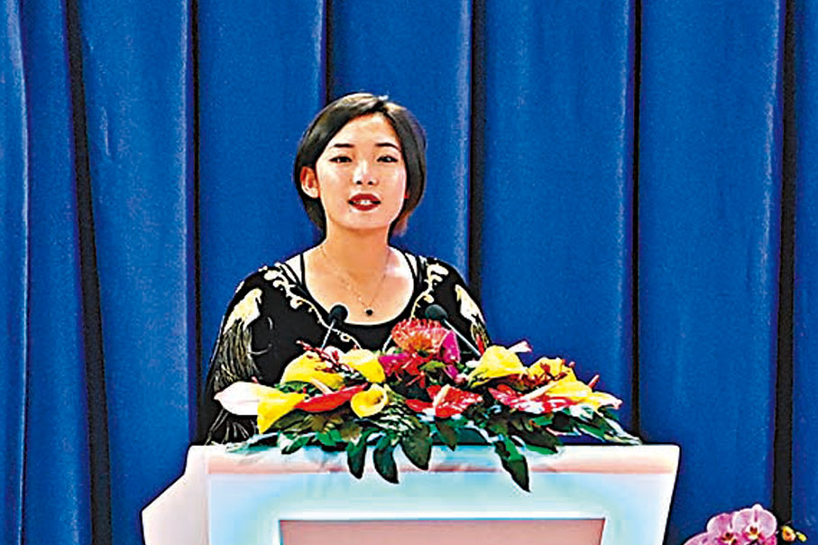 ●被稱為「河狸公主」的中國新疆姑娘初雯雯作為全球青年代表之一，在中國昆明舉行的《生物多樣性公約》締約方大會第十五次會議上發言，向世界分享中國青年合力保護河狸的成果。 新華社