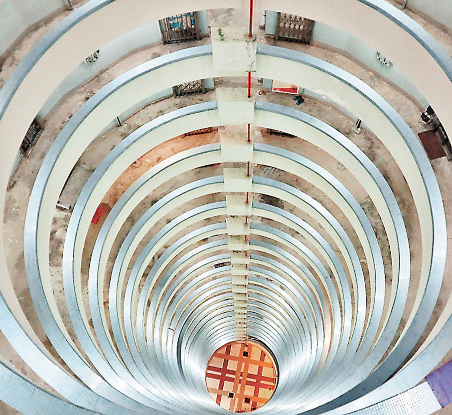 ● 勵德邨是圓筒形公屋，天井型設計，走廊空氣流通之餘亦能自然採光，加上單位互相對望，就算小孩在走廊玩耍，其他人都能充當保安。