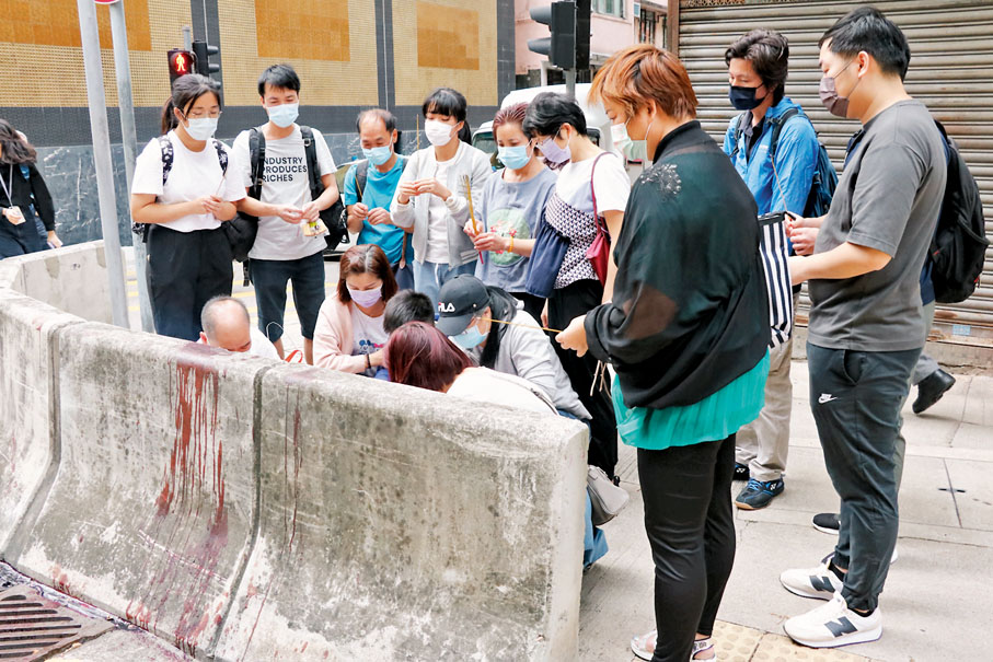●死者家屬到場路祭。香港文匯報記者  攝
