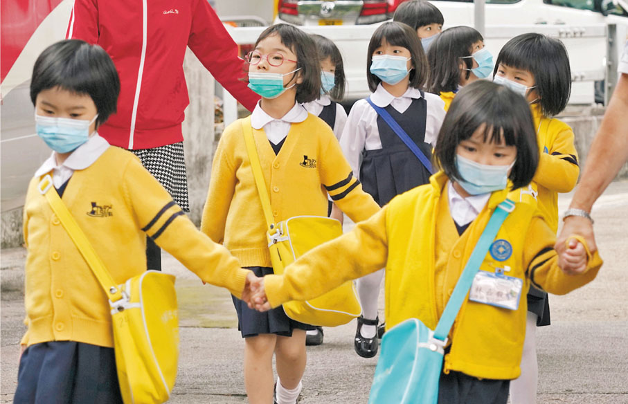 ● 教育局日前向立法會提交文件，推算未來8年升小及升中人口，高低落差達1萬至1.4萬。 資料圖片