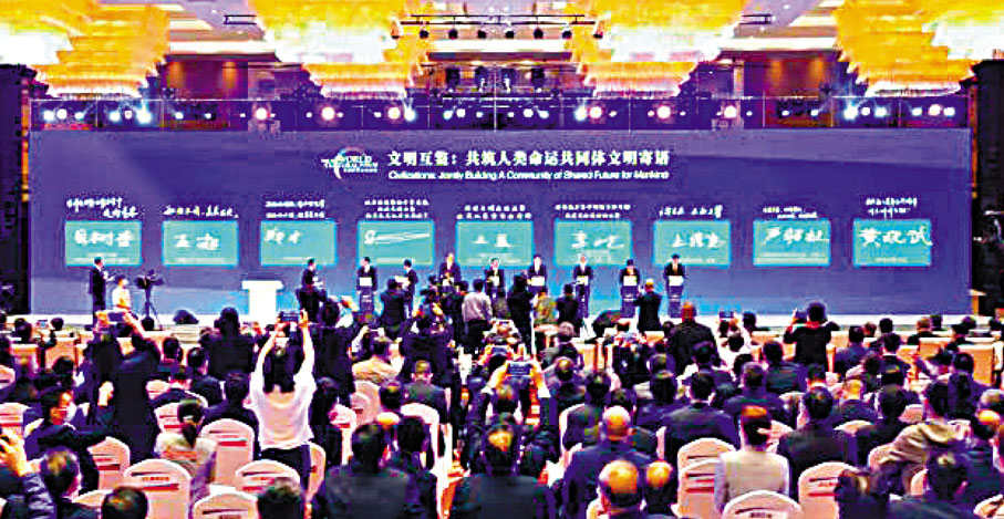 ● 太湖世界文化論壇第六屆年會在安徽蚌埠舉行開幕式。 香港文匯報記者秦占國  攝