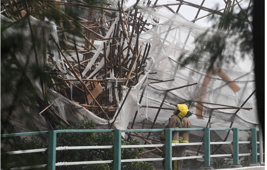 ●「獅子山」襲港掛3號波時,跑馬地樂活道一大廈的巨型棚架倒塌,釀成一死一傷。 資料圖片