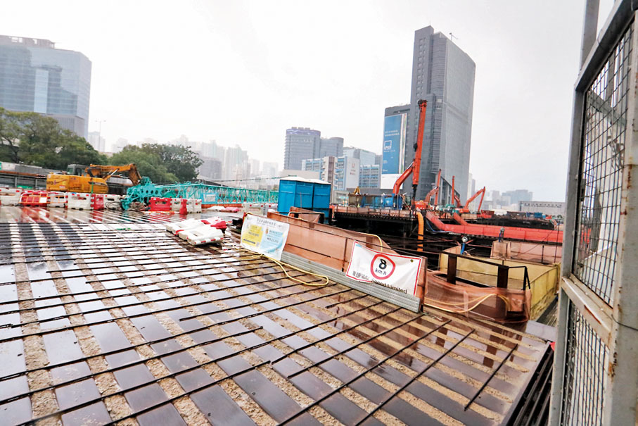 ●資深土木工程師質疑，事件或與排樁打得不夠穩固有關，否則即使面對暴雨，泥土也不會流走鬆塌。 香港文匯報記者 攝